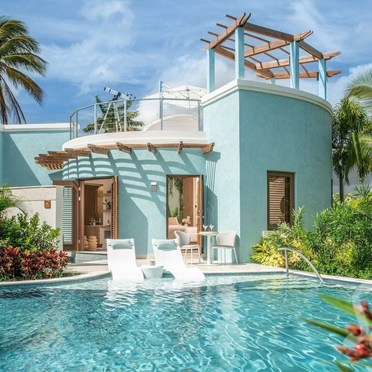 Luxury Bungalow with swinout pool with star gazing tower. Perfect for a couple.